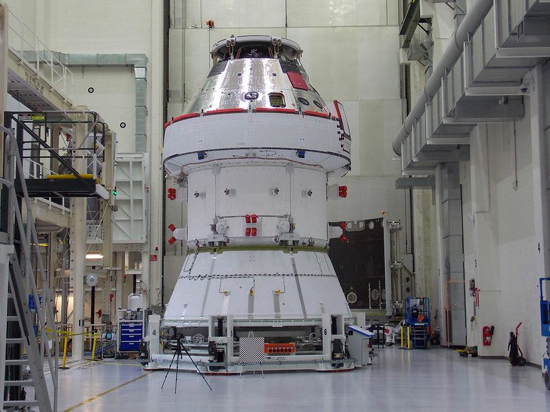 La nave espacial Orion dentro de una instalación de gran tamaño.