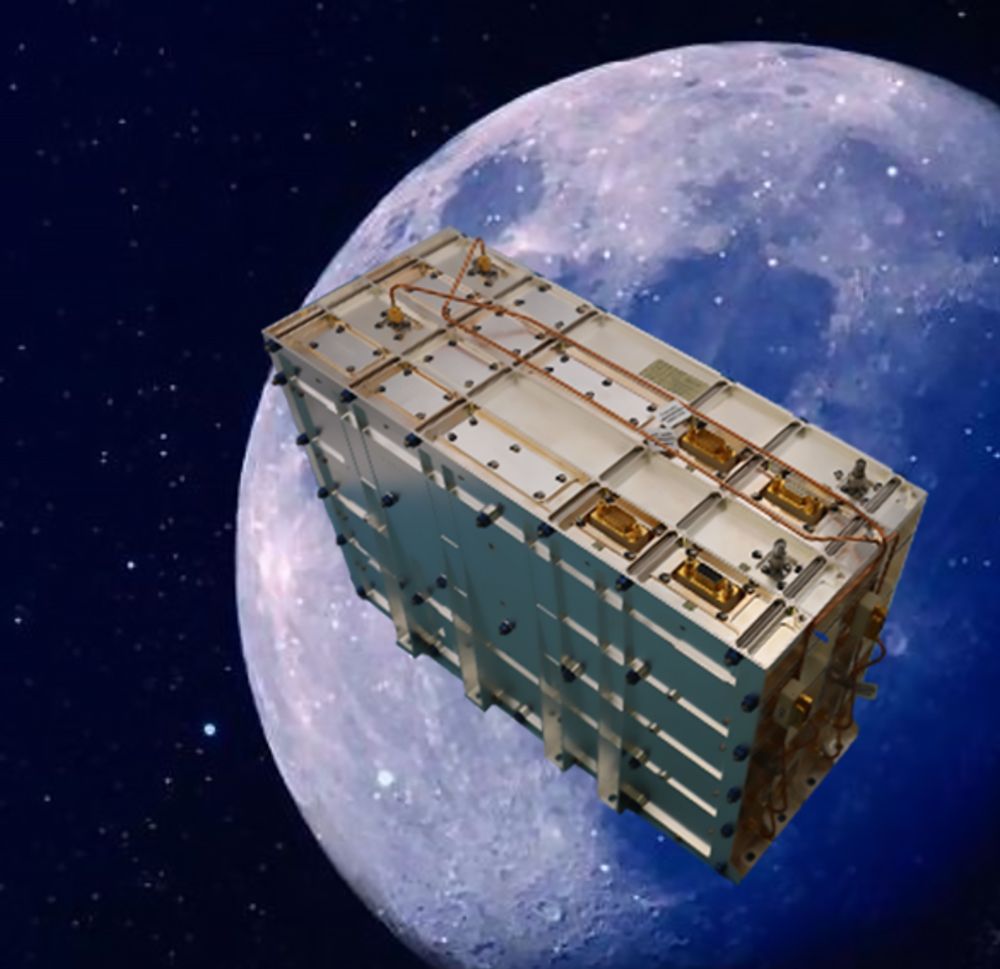 Recreación artística del procesador UHF en el contenedor en que finalmente viajará al espacio, con la Luna como telón de fondo. En la parte superior se aprecian varias conexiones de interfaz.