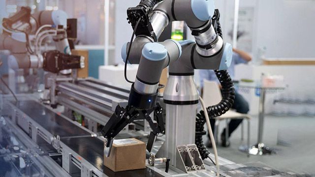 Cobot colocando un paquete en una cinta transportadora.