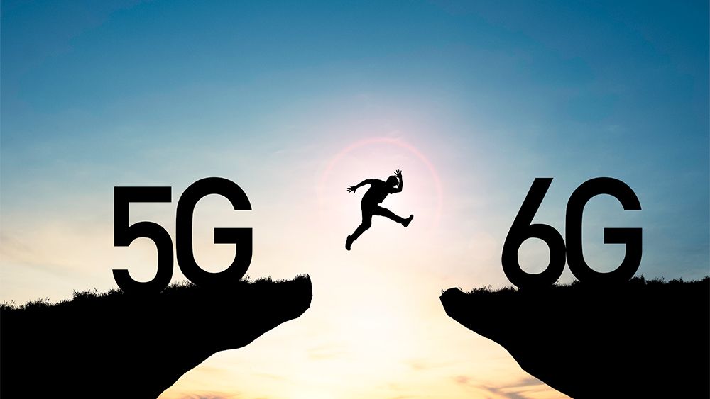 Una persona salta del risco 5G al 6G para simbolizar la transición entre sistemas inalámbricos.