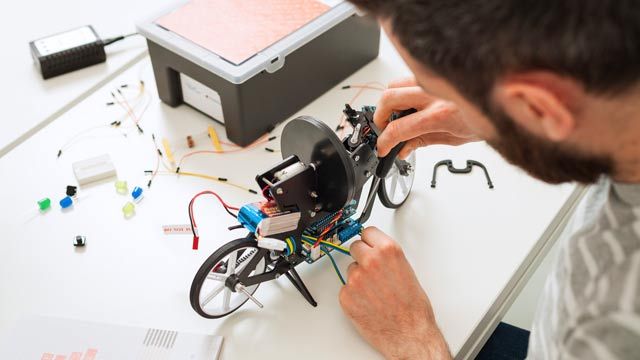 Estudiante que trabaja con hardware de bajo coste.