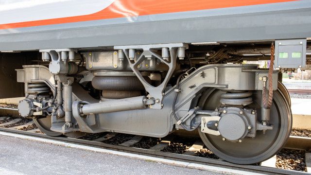 Mecanismos de las ruedas de un tren eléctrico moderno